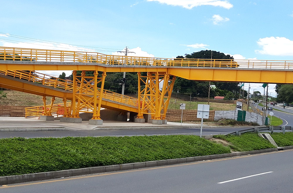 Puente peatonal para ingreso a Comfenalco utilizado por motociclistas